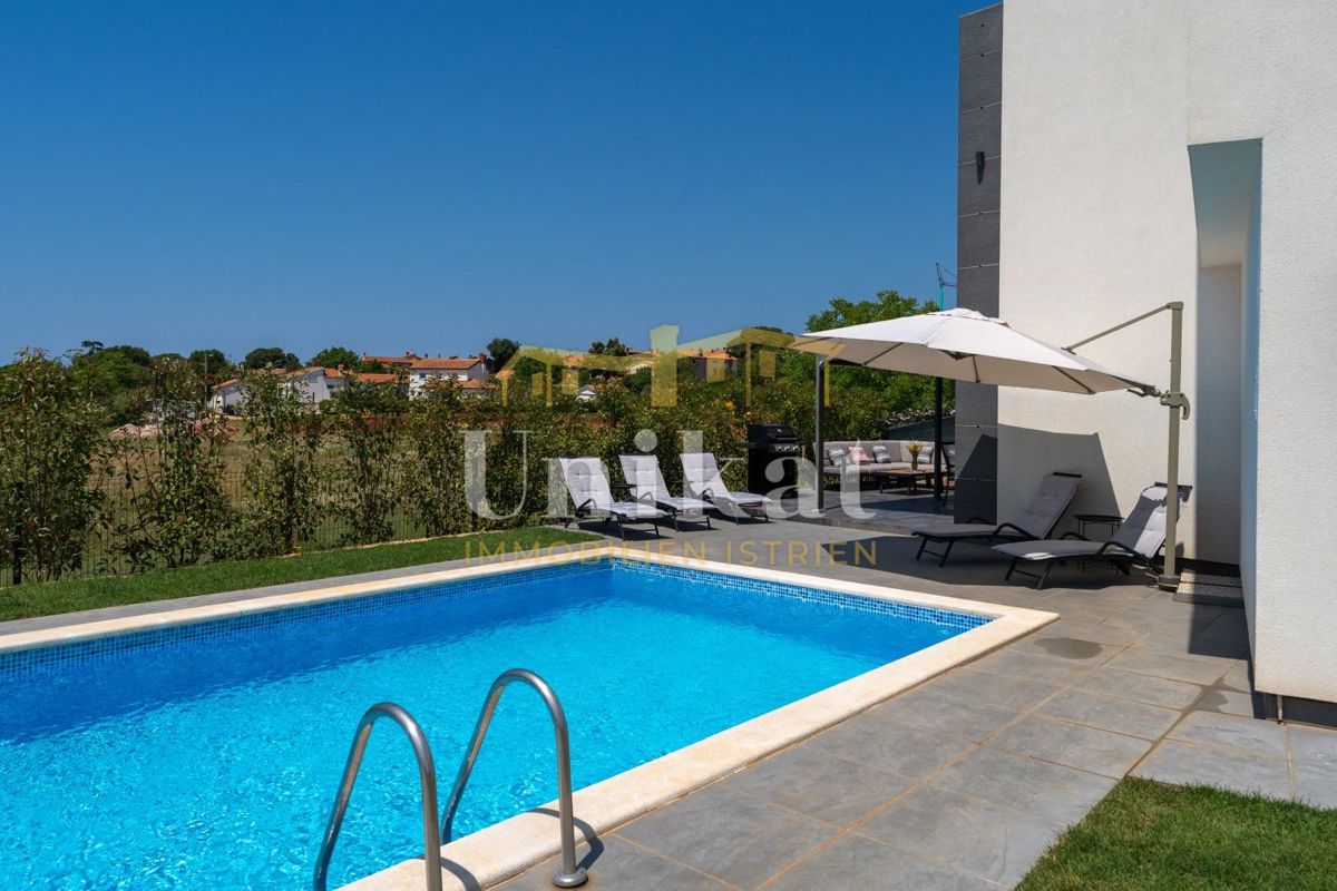 Moderna doppia villetta con piscina e vista mare